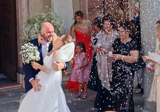 Marco e Orietta all'uscita dalla chiesa di Induno Olona accolti dal lancio del riso e dagli applausi Marco e Orietta all'uscita dalla chiesa di Induno Olona accolti dal lancio del riso e dagli applausi