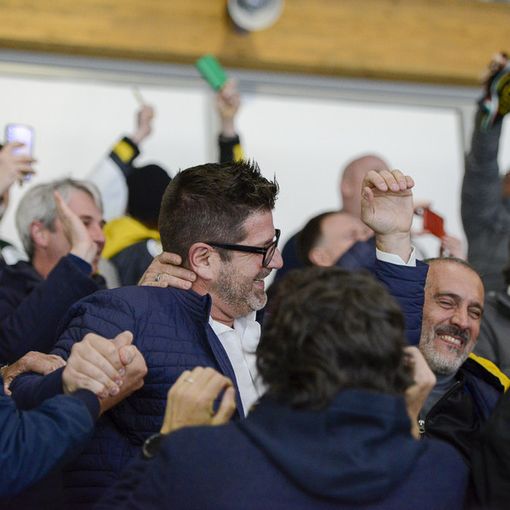 Gli abbracci al presidente Carlo Bino dopo un gol (foto Alessandro Umberto Galbiati)