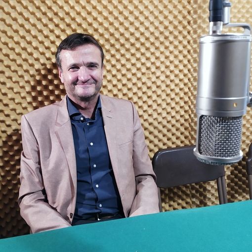 Carlo Montoli, qui sopra negli studi di Rmf, continua ad esercitare con competenza assoluta una professione che è anche una passione e una missione nel suo laboratorio ortopedico di via Ravasi a Varese