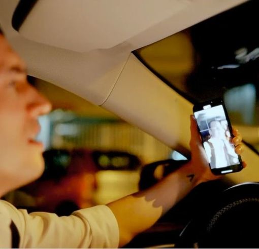 L'OPINIONE. Un like non vale quanto la vita degli altri: le multe non bastano, vietiamo del tutto il cellulare in auto