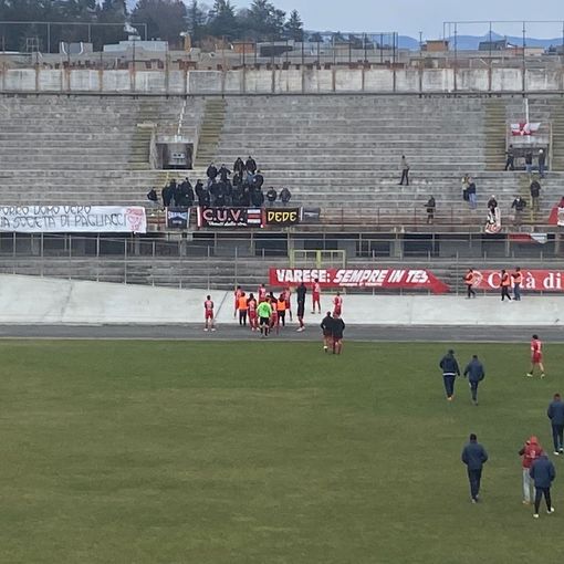 La curva alla fine sostiene giocatori e Porro (&quot;Resteremo in serie D&quot;) ma contesta Amirante e la società