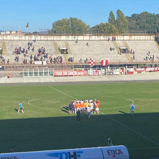 La curva e il pubblico escono senza proferire una parola, nella totale indifferenza del Varese sconfitto a Masnago e riunito a cerchio in mezzo al campo