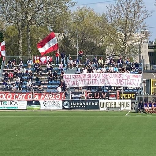 "Agli errori si può rimediare, c'è una città da riconquistare" scrivono gli ultrà sullo striscione prima del via "Agli errori si può rimediare, c'è una città da riconquistare" scrivono gli ultrà sullo striscione prima del via