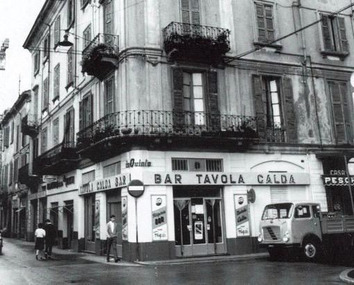 Tutto iniziò al bar tavola calda “da Quinto”, all’angolo tra via Mazzini e via Manzoni: il fondatore Quinto aveva incominciato come ambulante, andando con il carrettino davanti alle scuole e per le vie di Varese a vendeva tranci di pizza e altre bontà (foto Oprandi)