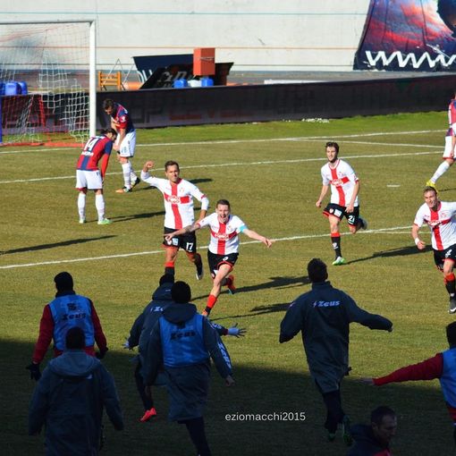 L'urlo di Daniele Corti, l'urlo del Franco Ossola in serie B: sembra passato un secolo eppure questa era la realtà biancorossa fino al 2015 (foto Ezio Macchi)