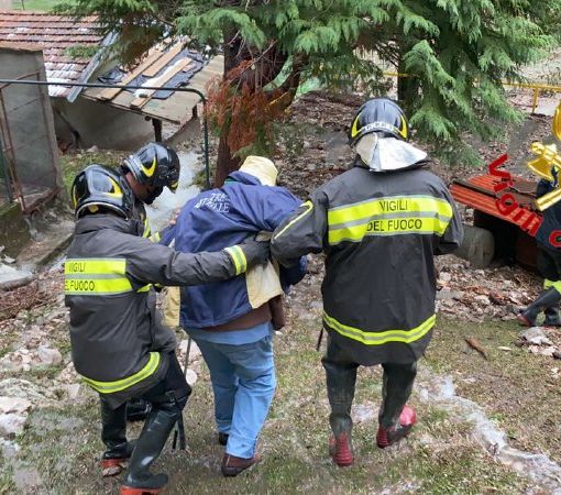 VIDEO. Nuova tempesta d'acqua: a Castelveccana i vigili del fuoco salvano due persone dalla casa invasa dal fango
