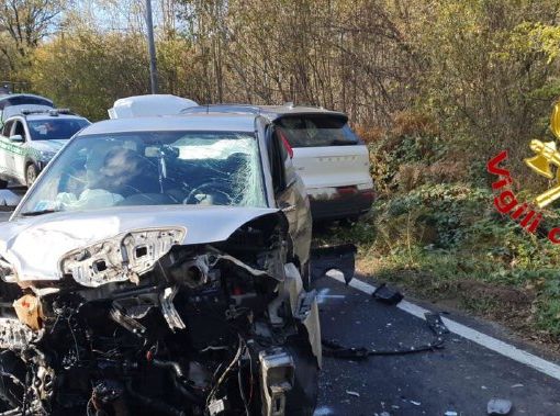 FOTO. Scontro fra tre auto a Taino, una finisce nel bosco