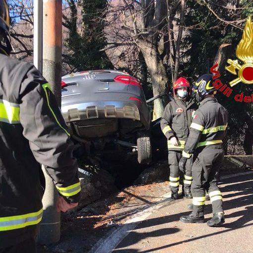 Paura sulla strada del Sacro Monte: auto esce di strada e resta in bilico sul precipizio