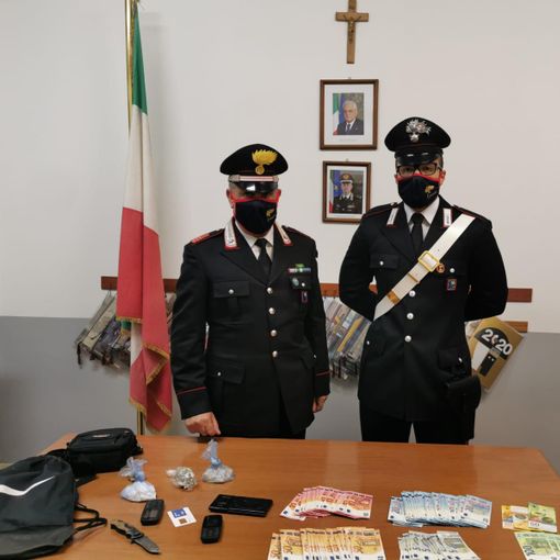 Spaccio nei boschi tra Viggiù e Cantello, i carabinieri trovano due zaini con droga e contanti