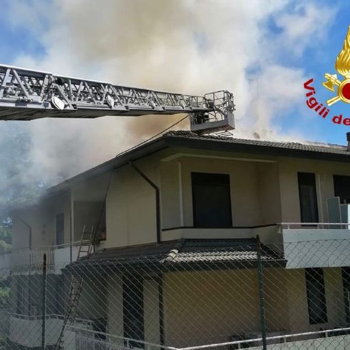 Mansarda in fiamme ad Albizzate: inagibile un appartamento