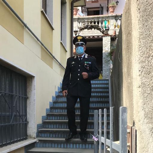 Il tenente De Iannello all'ingresso della villetta di via Cavour