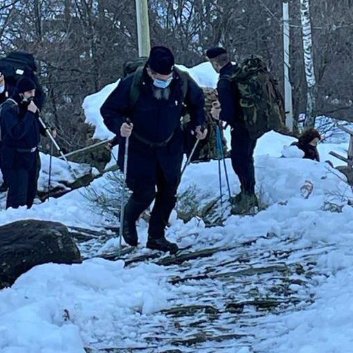 I carabinieri zaino spalla sui sentieri innevati: una consegna speciale per il Natale a Monteviasco