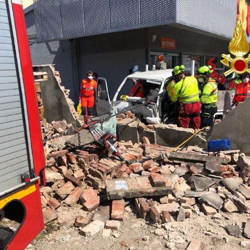Finisce contro un muro con il motocarro e lo abbatte: un ferito grave a Vergiate