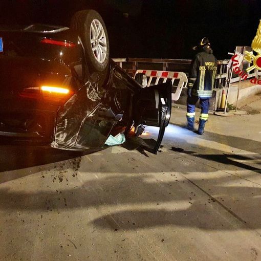 Incidente nella notte a Varese: auto si ribalta in viale Belforte e finisce nella piattaforma ecologica