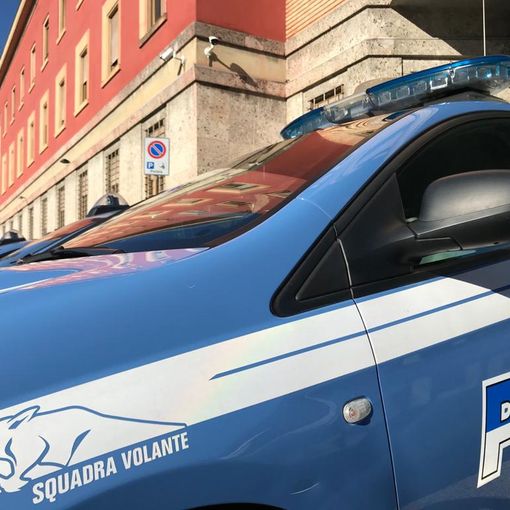 Tenta di rubare magliette dell'Inter e fugge seminando il caos alle Corti: arrestato