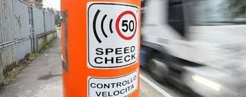 Tradate, auto come fulmini in via Foscolo. I residenti: «Vogliamo più sicurezza»