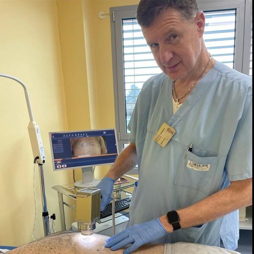 Il dottor Maurizio Lombardo, dirigente medico della Dermatologia di ASST Sette Laghi