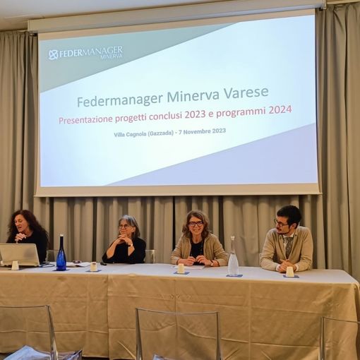 Da sinistra: Laura Aspesi, Presidente di Federmanager Varese; Raffaella Cremonesi, Coordinatrice di Federmanager Minerva Varese; Raffaella Baiardi, ViceCoordinatrice di Federmanager Minerva Varese; Andrea Venegoni, Associate Dean Research &amp; Studies for Business di LIUC Business School