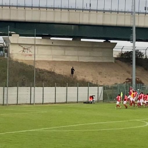 La corsa finale della squadra sotto la collina dove si è appostata oggi la curva: da lassù, il tifo rimbombava in campo mettendo le ali ai biancorossi