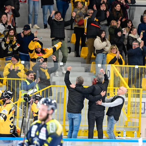 Bolgia &quot;finale&quot; all'Acinque Ice Arena per i Mastini: Czarnecki, Malfatti e Fiori in delirio con il pubblico (foto Alessandro Umberto Galbiati)