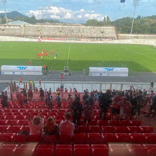 Applausi finali ai biancorossi dai 400 tifosi in tribuna