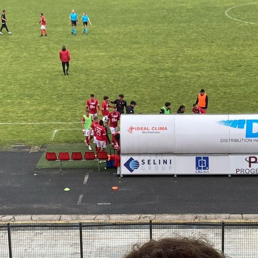 Sotto in gallery lo striscione della curva rivolto alla società esposto oggi al Franco Ossola