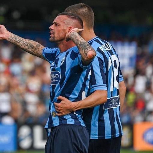 Foto tratta dal profilo ufficiale del Calcio Lecco 1912: Franco Lepore, 38 anni il 16 agosto, torna in serie B con tre gol in due gare di finale. Applausi