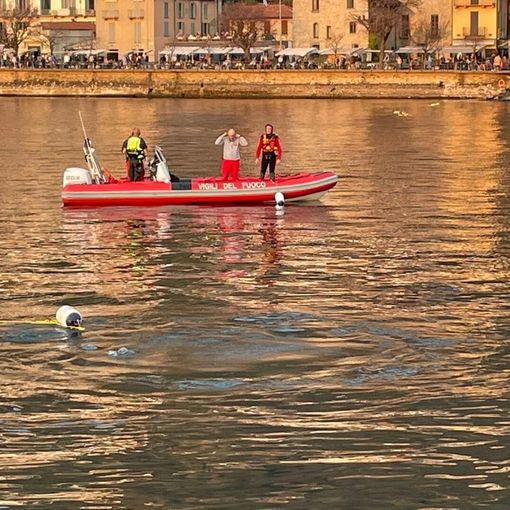 Si getta nel lago e affoga a Como davanti a decine di persone