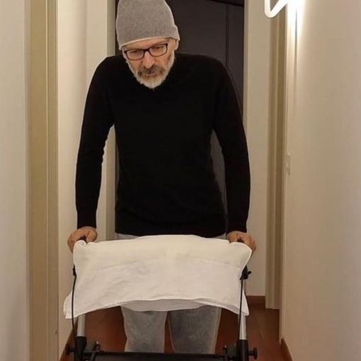 Gigi Dag saluta i fan con un post struggente: «La malattia mi toglie forza e pace, ma spero nel nuovo anno»