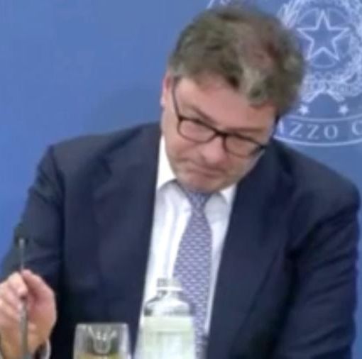 Giancarlo Giorgetti si commuove questa mattina nella conferenza stampa di presentazione della manovra finanziaria parlando di Bobo Maroni Giancarlo Giorgetti si commuove questa mattina nella conferenza stampa di presentazione della manovra finanziaria parlando di Bobo Maroni