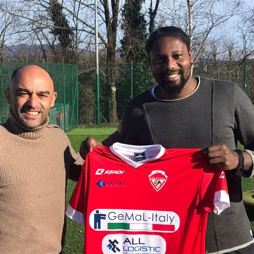 Ebagua con il ds Califano e la sua nuova maglia