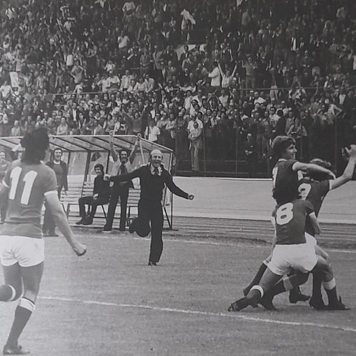Tutti sul diciottenne Ramella dopo il gol dell'1-0 che spianò la strada alla vittoria sul Catania e all'ultima promozione in A biancorossa del 9 giugno '74. Sotto, invece, l'ultimo gol del Varese nella massima serie, sempre di Ernestino contro la Samp nella stagione successiva