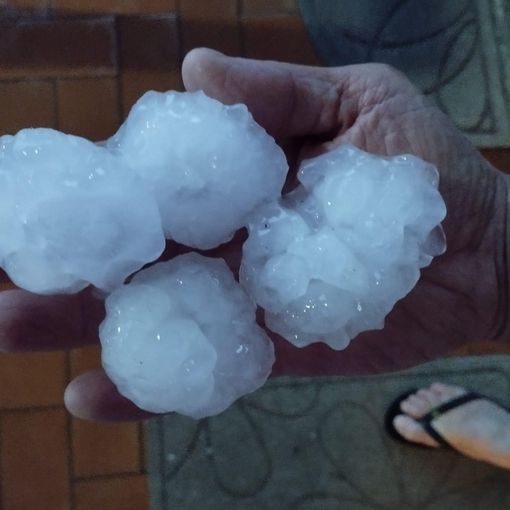Palle di grandine cadono dal cielo (foto tratta dal gruppo Facebook Sei di Cassano Magnago se)