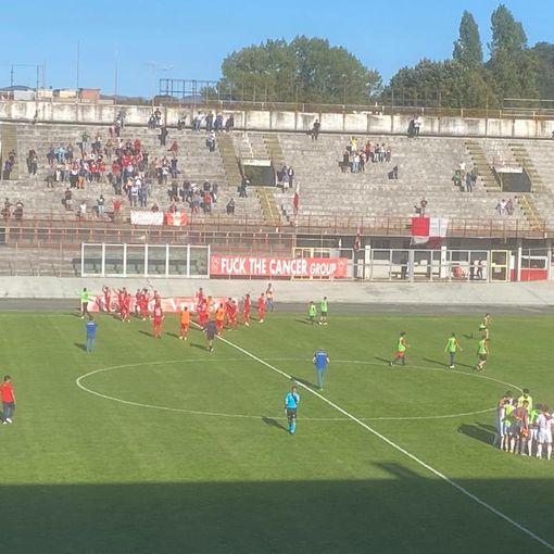La squadra applaude il pubblico dei distinti, ricambiata