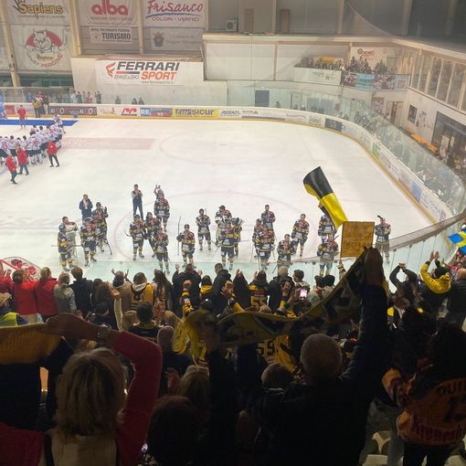 Il commovente saluto finale ai tifosi della squadra e di capitan Vanetti con la Coppa, prima di cederla al Pergine (foto Emanuele Scordo)