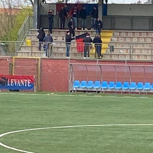 L'allenatore parla con il presidente del Varese a fine gara in mezzo al campo del Sestri