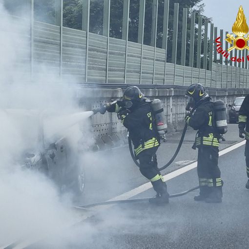 FOTO. Veicolo in fiamme sull'Autostrada dei Laghi tra Busto e Castellanza