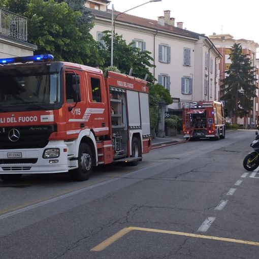 Abitazione in fiamme in via Veratti: vigili del fuoco in azione e strada chiusa