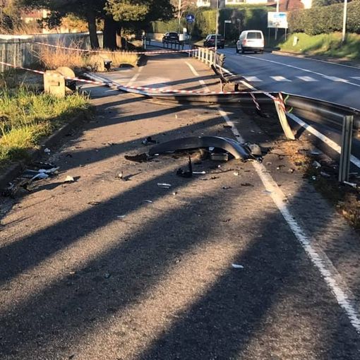 Le foto di Vincenzo Basso su ciò che resta del guard rail accanto alla pista ciclabile sulla SP1 a Gavirate, dove ci sono ancora i resti dell'auto finita fuori strada stanotte nel tratto tra Villa Cocca e Voltorre Le foto di Vincenzo Basso su ciò che resta del guard rail accanto alla pista ciclabile sulla SP1 a Gavirate, dove ci sono ancora i resti dell'auto finita fuori strada stanotte nel tratto tra Villa Cocca e Voltorre