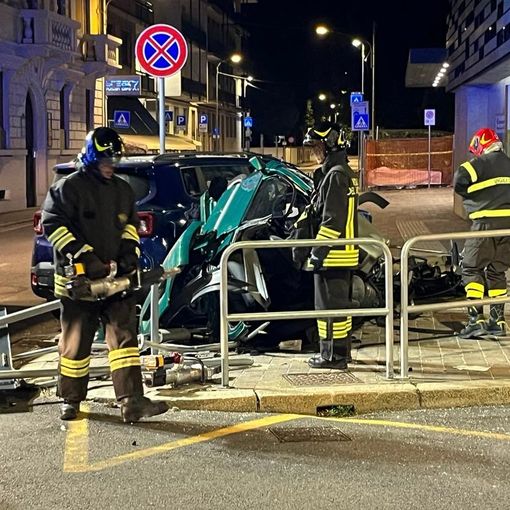 Spaventoso schianto all'incrocio tra via Sempione e via Staurenghi: tre feriti, uno è grave