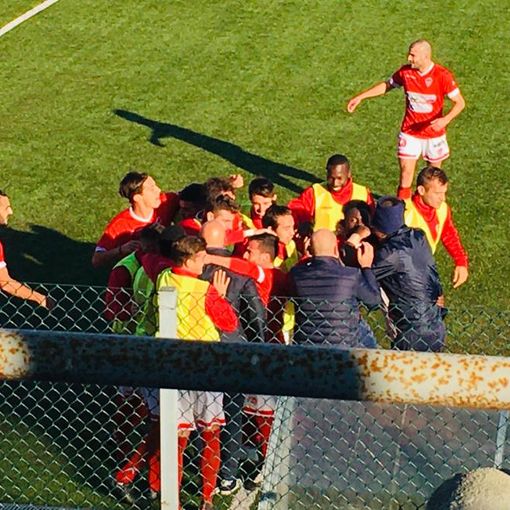 La corsa di tutta la squadra e l'abbraccio a Sassarini dopo l'1-0: finora è il momento più importante del campionato