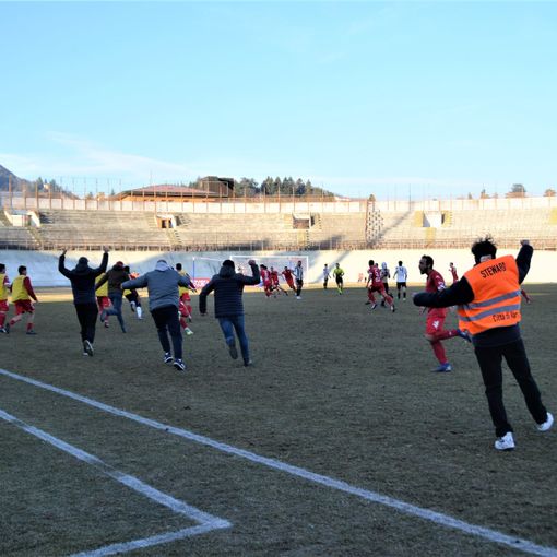 Volete tornare domenica al Franco Ossola ribollente di passione per un'altra cosa come questa al gol di Mamah? Bisogna vincere a Fossano (foto Ezio Macchi)