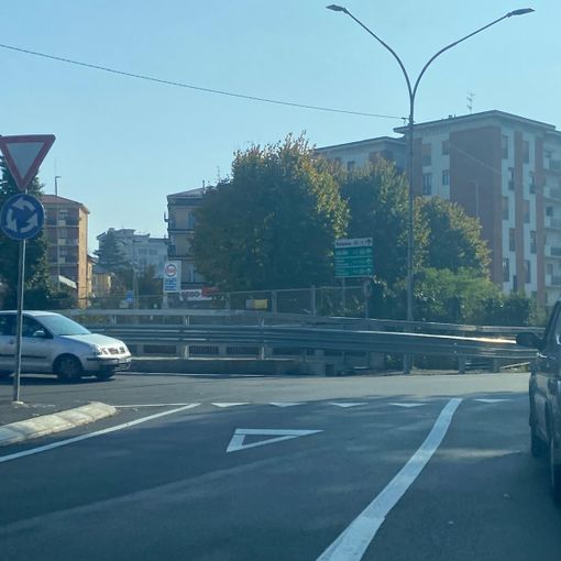 Un segnale di obbligo di svolta a destra sul guard rail di fronte allo sbocco di via Magenta e via Sant'Imerio potrebbe evitare pericolose distrazioni