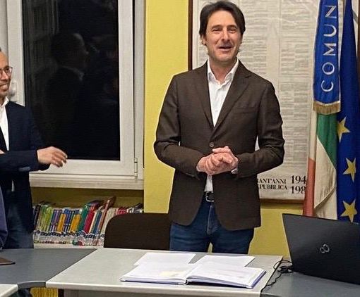 Il saluto di Giuseppe Licata al consiglio comunale di questa sera a Lozza. Accanto a lui Maurizio Runchina, in piedi, neo primo cittadino, e Fabrizio Maroni, figlio dell'indimenticabile Bobo