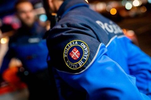 Assalto al distributore a Lugano, è caccia al rapinatore