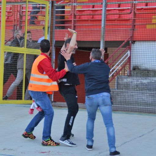 Il Varese reagisce all'allenatore dell'Imperia: «Falso che sia stato colpito da un pugno, il suo comportamento è stato inqualificabile. Ci sono filmati e immagini che lo testimoniano»