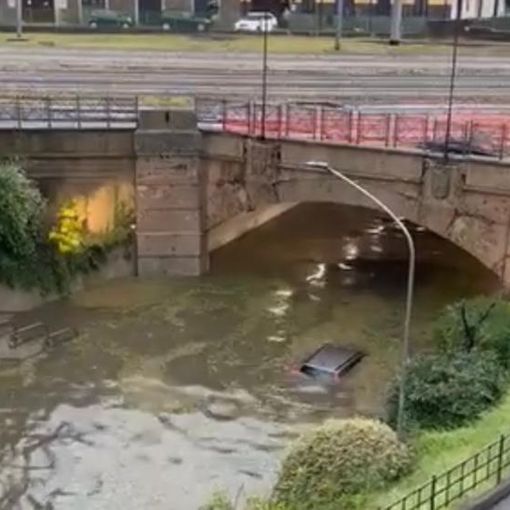 Un'auto, di cui si intravede il tetto, trasportata dalla furia dell'acqua nel Saronnese (foto tratta da IlSaronno.it) Un'auto, di cui si intravede il tetto, trasportata dalla furia dell'acqua nel Saronnese (foto tratta da IlSaronno.it)