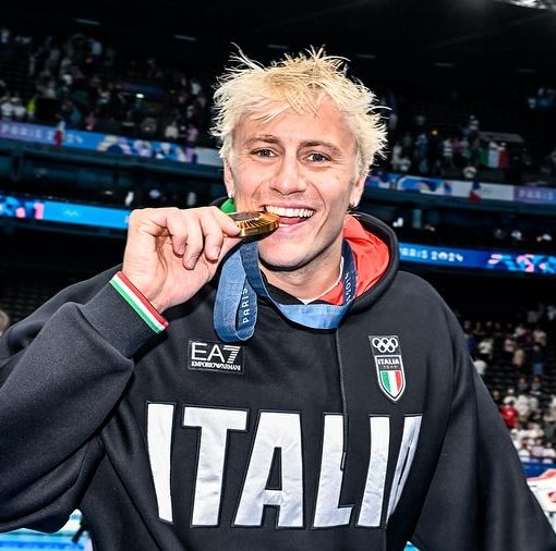 Martinenghi d'oro, come la sua famiglia (foto tratta dalla pagina Facebook ufficiale della Federazione Italiana Nuoto) Martinenghi d'oro, come la sua famiglia (foto tratta dalla pagina Facebook ufficiale della Federazione Italiana Nuoto)