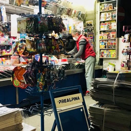 IN PRIMA LINEA. Ore 5, l'edicola di Mauro a Varese apre i battenti: «La gente si scusa di non poter offrire un caffè» (video)
