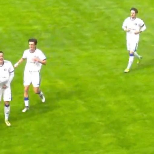 Mira si mette un pallone sotto la maglietta e mima il pancione per festeggiare il primo gol al Pavia, sotto Manfrè chiude il conto al Chinetti (foto tratte dalla diretta di Paolozerbi.com) Mira si mette un pallone sotto la maglietta e mima il pancione per festeggiare il primo gol al Pavia, sotto Manfrè chiude il conto al Chinetti (foto tratte dalla diretta di Paolozerbi.com)
